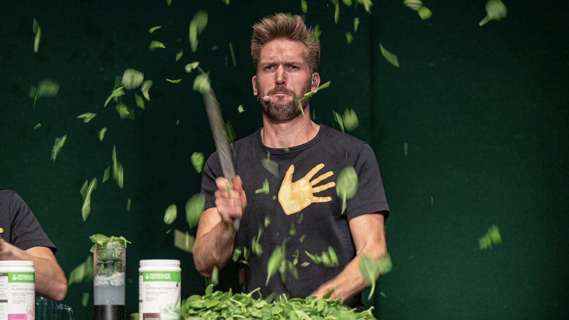 Bertram plays on spinach at the Herbalife concert